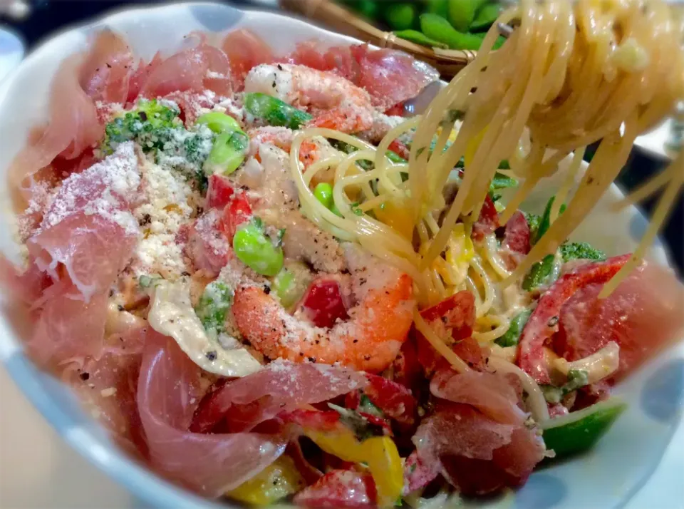 カラフル冷製パスタ🍝                            生ハム🥓トマト🍅ブロッコリー🥦黄色と赤のパプリカ、マッシュルーム🍄玉ねぎ、アスパラ、枝豆、シソの葉、パセリ、むき海老🍤|Takeshi  Nagakiさん