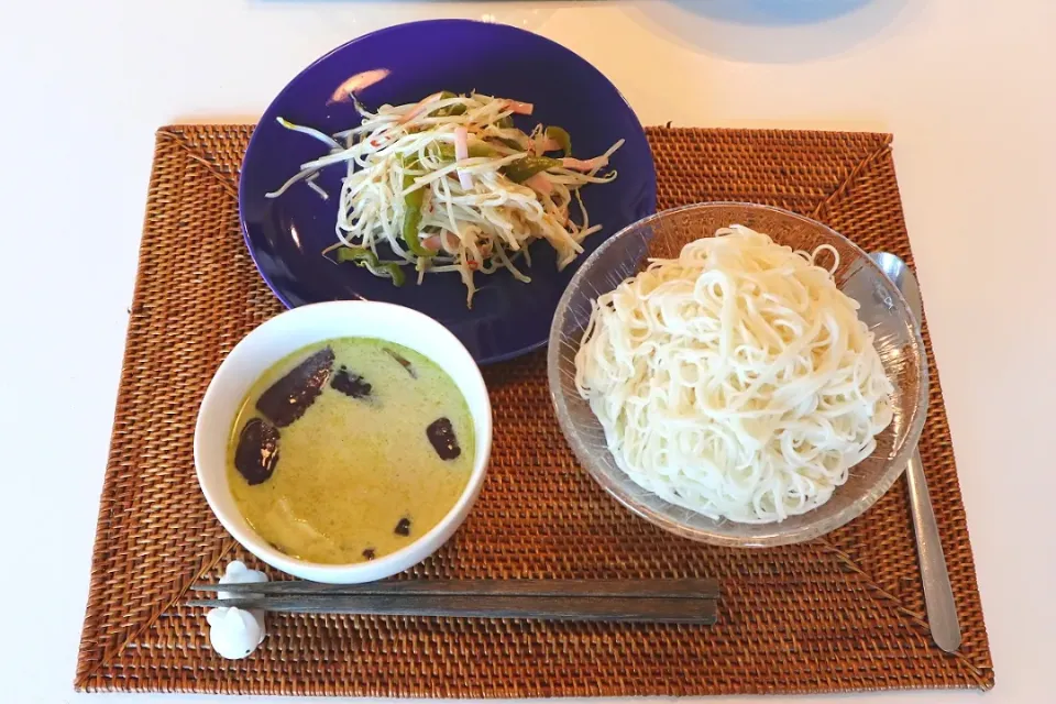 今日の夕食 グリーンカレー、そうめん、もやしのナンプラー炒め|pinknari🐰🌈さん