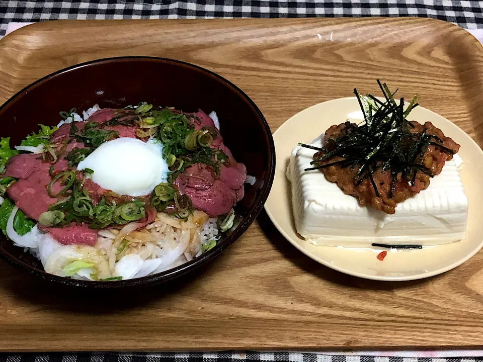 Snapdishの料理写真:今日の夕食  ☆ローストビーフ丼  ☆明太納豆冷奴|まぁたんさん