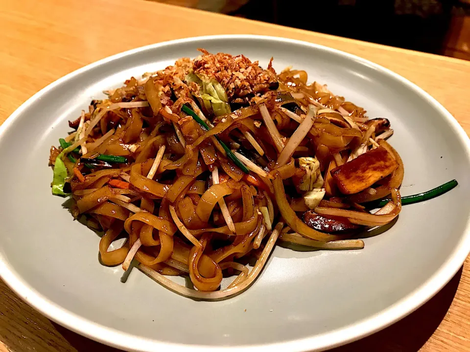 Wok fried flat noodles with assorted mushrooms|Sky Blueさん