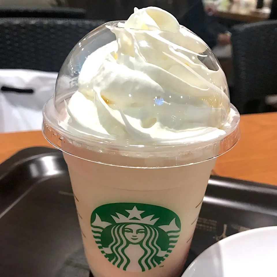 Snapdishの料理写真:スタバのピーチ オン ザ ピーチ フラペチーノ with extra whipped cream & ホワイト モカ シロップ🍑🍑🍑🍑🍑|🌺🌺Foodie🌺🌺さん