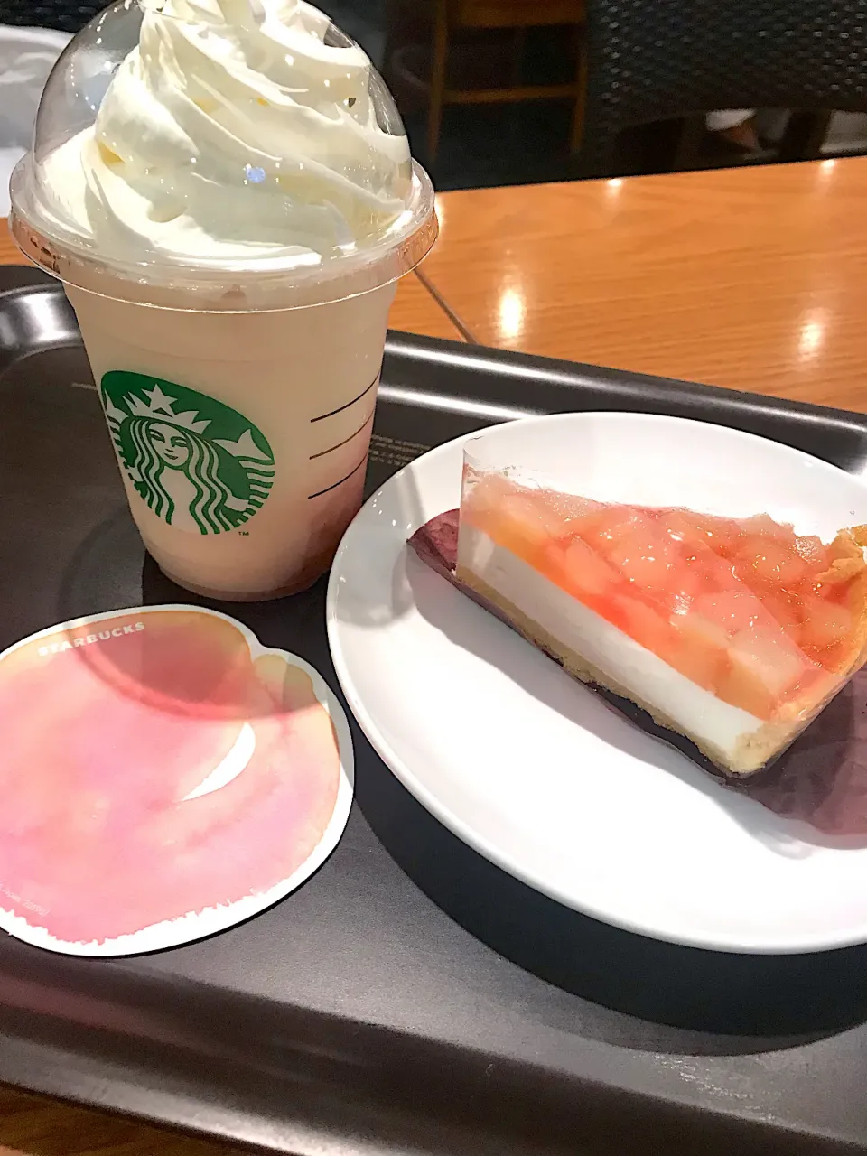 スタバのピーチミルクタルト&ピーチオンザピーチ フラペチーノ🍑🍑🍑🍑|🌺🌺Foodie🌺🌺さん