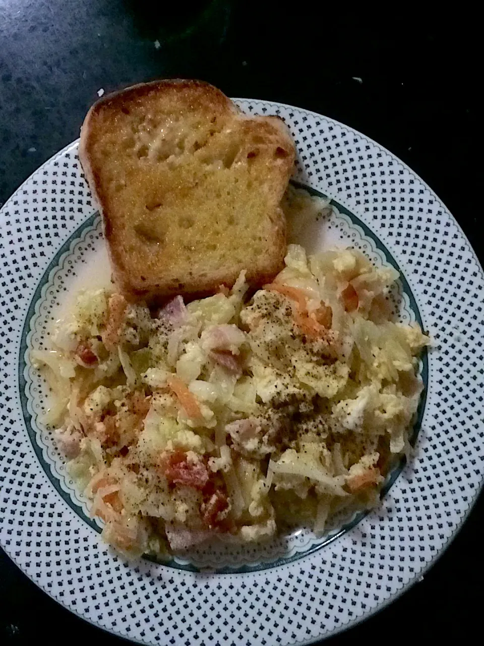 Breakfast: eggs, vegetables, toasted bread|Catさん