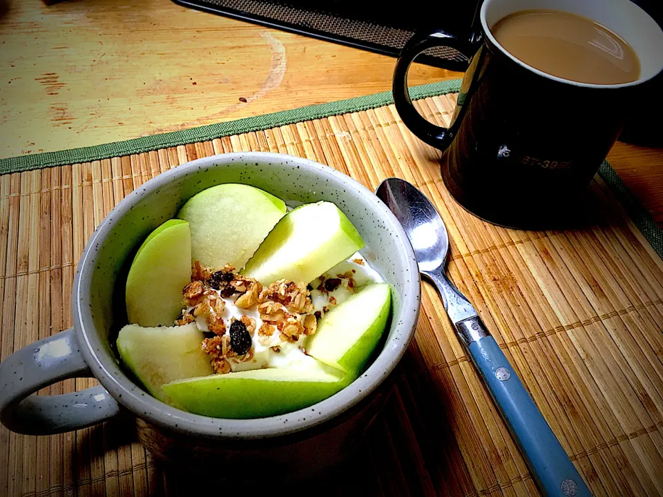 Greek Nonfat Yogurt, Banana Nut Granola, Green Apple Slices, Hazelnut Coffee|Michaels Culinary Adventuresさん