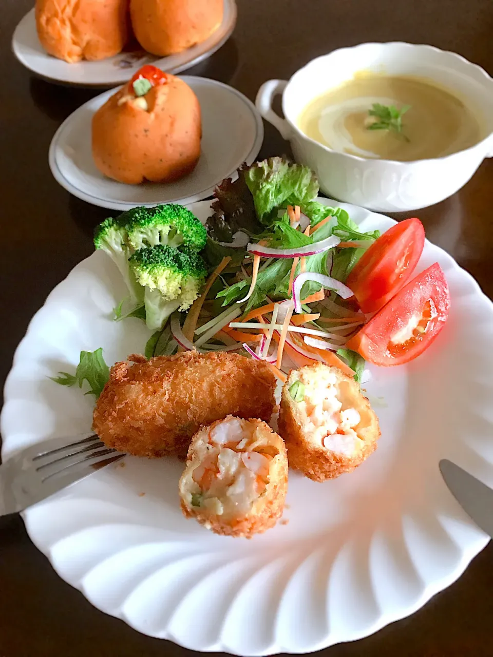 マダム とんちんさんの料理   はんぺんで海老カツとばろんちゃんのかぼちゃスープ  パン教室で作ってきたバジルパン🥐|とんちんさん