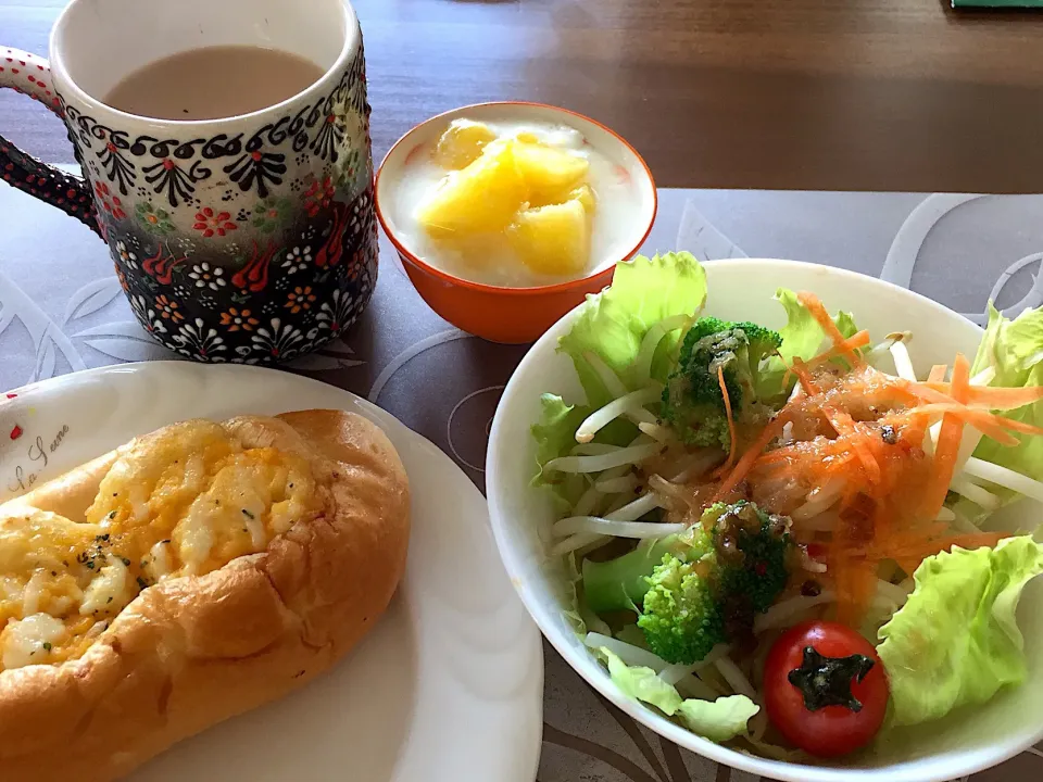 朝ごはん
サラダ、玉子パン、パイナップル添えヨーグルト、ピーチティー|かよちゃんさん