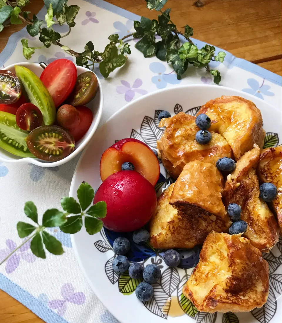 🥖バゲットでフレンチトースト🥖甘酸っぱいプラム、ブルーベリーと たっぷりのメープルシロップで🍴|Hollyさん