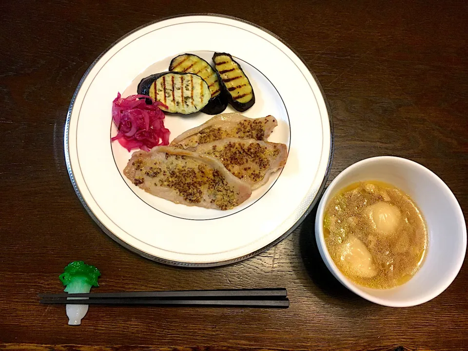 豚肉のマスタード焼き、紫玉ねぎのマリネ、グリルドなす、水餃子|カドラさん