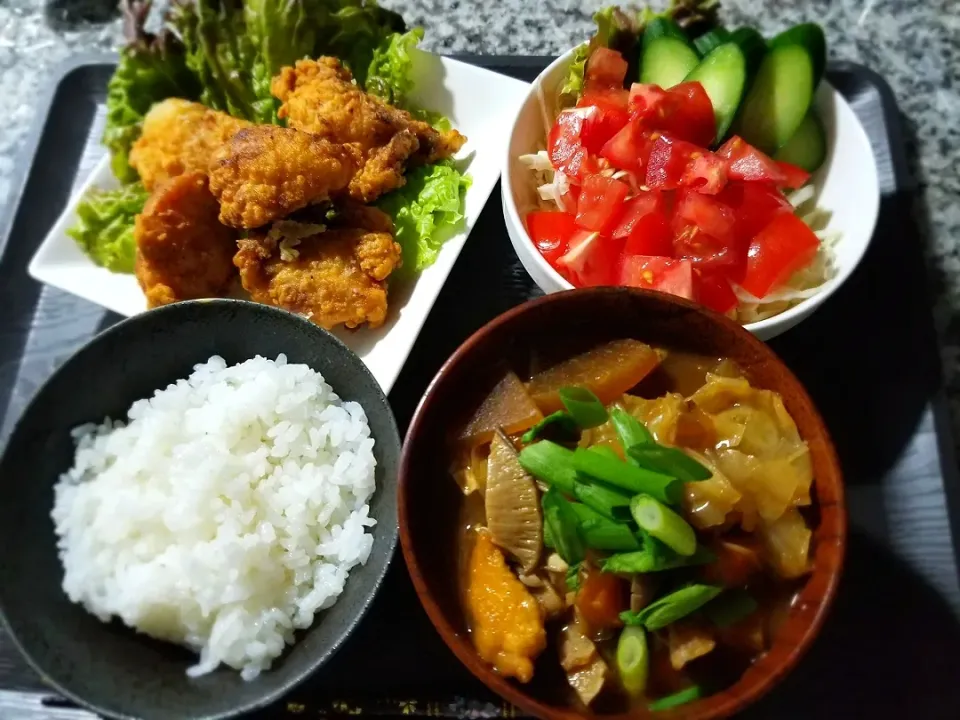 からあげ
トマトサラダ
味噌けんちん汁|あぁちゃんさん