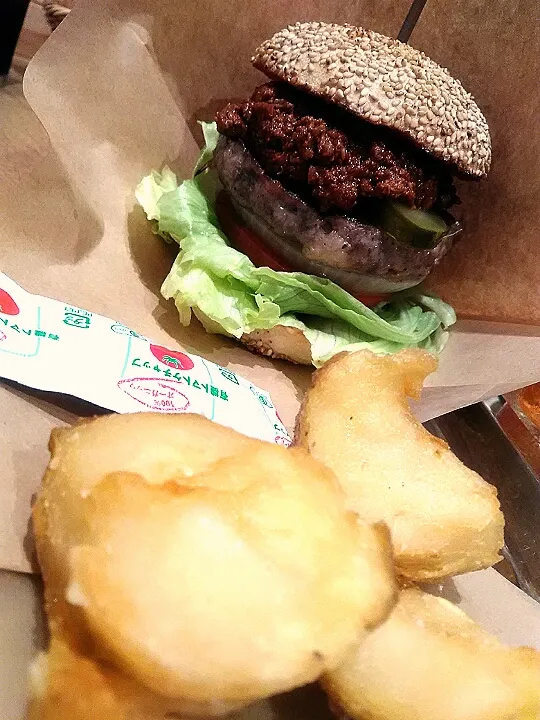 チリバーガーとポテト😋🍔🍟✨🎶
こういうバーガーって、どうやって食べるのが正解？？|アイさん