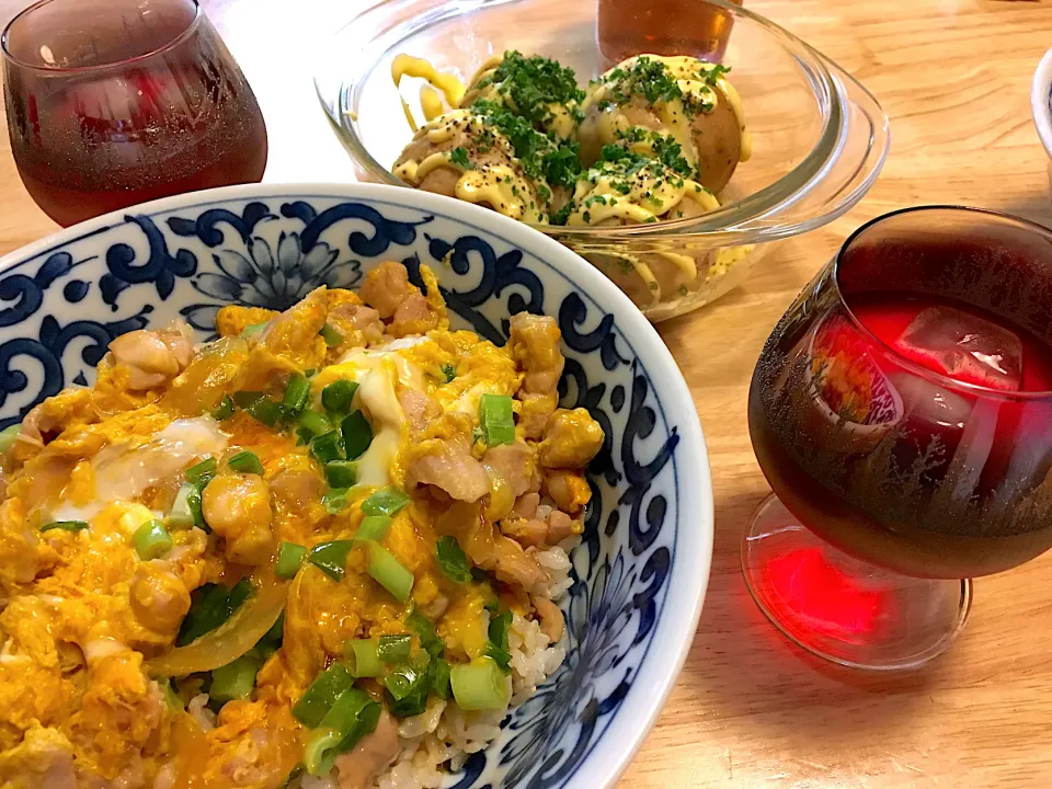 親子丼🧡ジャガバタチーズ🧡赤紫蘇ジュース(n´—｀n)手抜き晩ご飯|さくたえさん