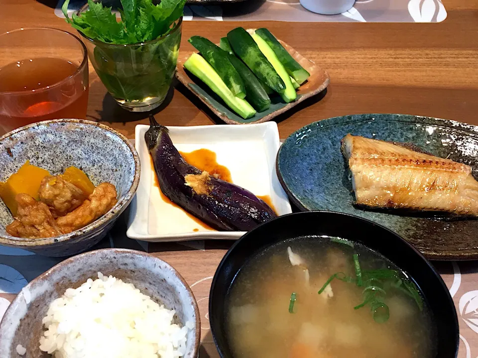 晩御飯
焼きホッケ、ナスの生姜醤油、白米、豚汁、かぼちゃとはんぺんの煮物、きゅうりと紫蘇のバーニャカウダ|かよちゃんさん