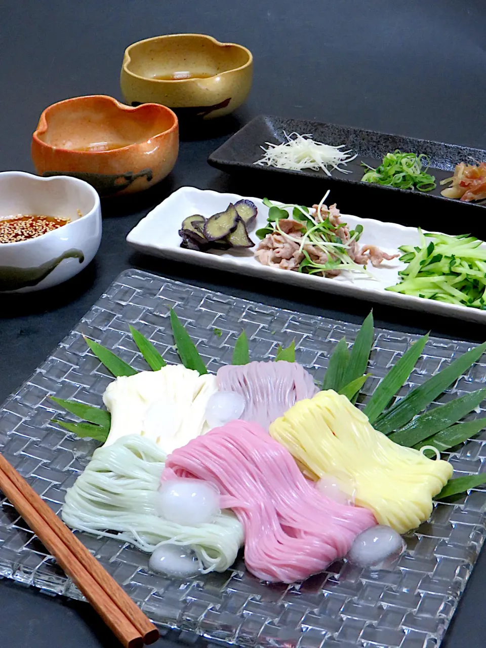 今晩は、三輪そうめん花五涼、薬味三昧、麺つゆ、コチジャンつゆ、胡麻だれつゆ|akazawa3さん