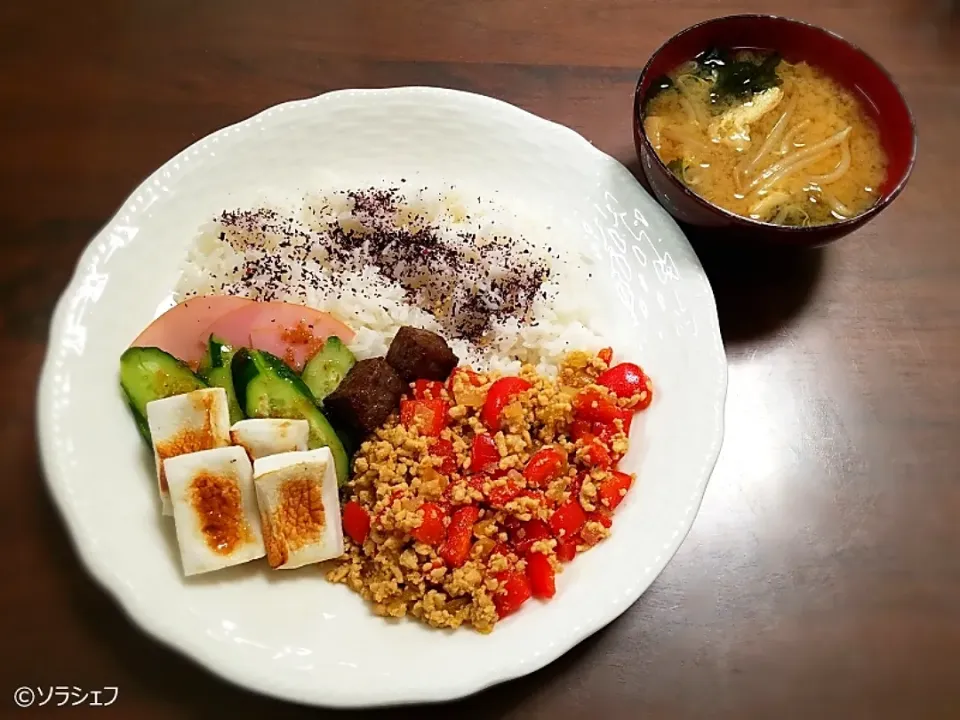 Snapdishの料理写真:今日の晩ご飯だよ(*^^*)
★ガパオライス
★はんぺんのサラダ
★わかめともやしの味噌汁|ソラシェフさん