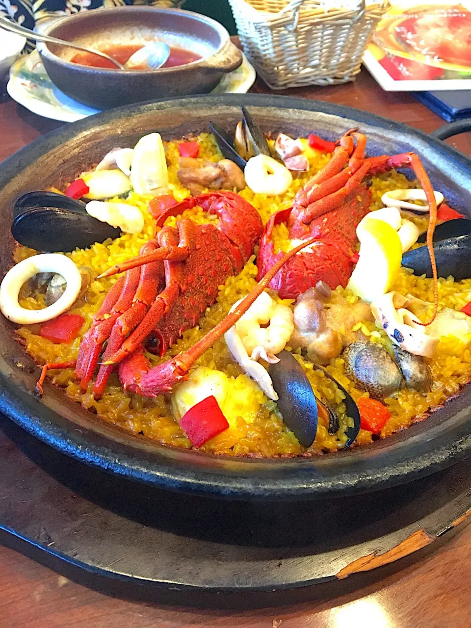 伊勢海老と鶏肉のパエジャ
母と二人でスペイン料理🥘|suneさん