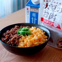 Snapdishの料理写真:大豆お肉でそぼろ丼🧸💕