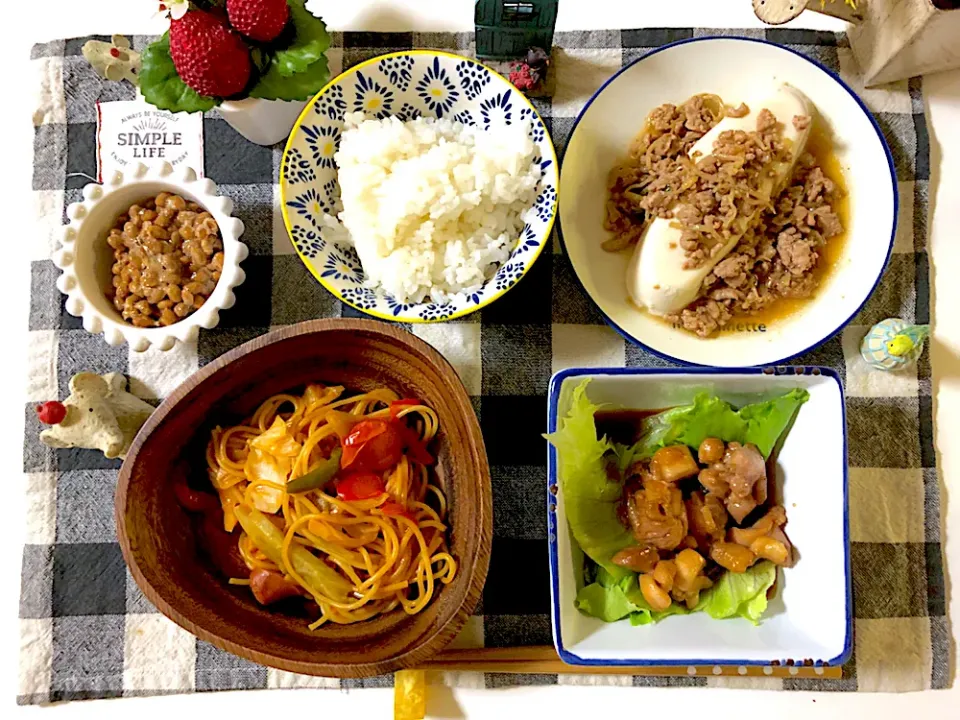 トマト煮込みパスタ、鶏肉の照り焼き、豆腐のそぼろがけ、納豆|syamさん