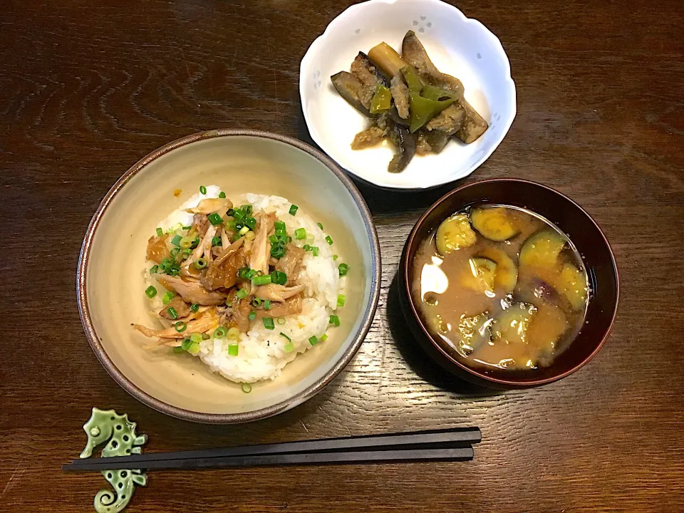 鶏肉飯、蒸しナスの生姜風味、ナスの味噌汁|カドラさん