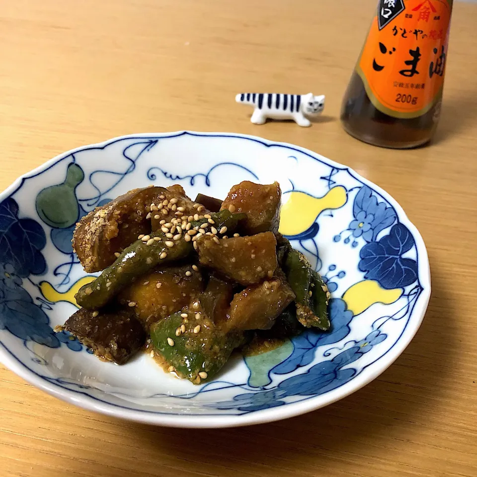 Snapdishの料理写真:お皿に〜なすとピーマンの味噌炒め, ごまの香り／Miso Stir-Fried Eggplant & Green Pepper🍃|angiee♡さん