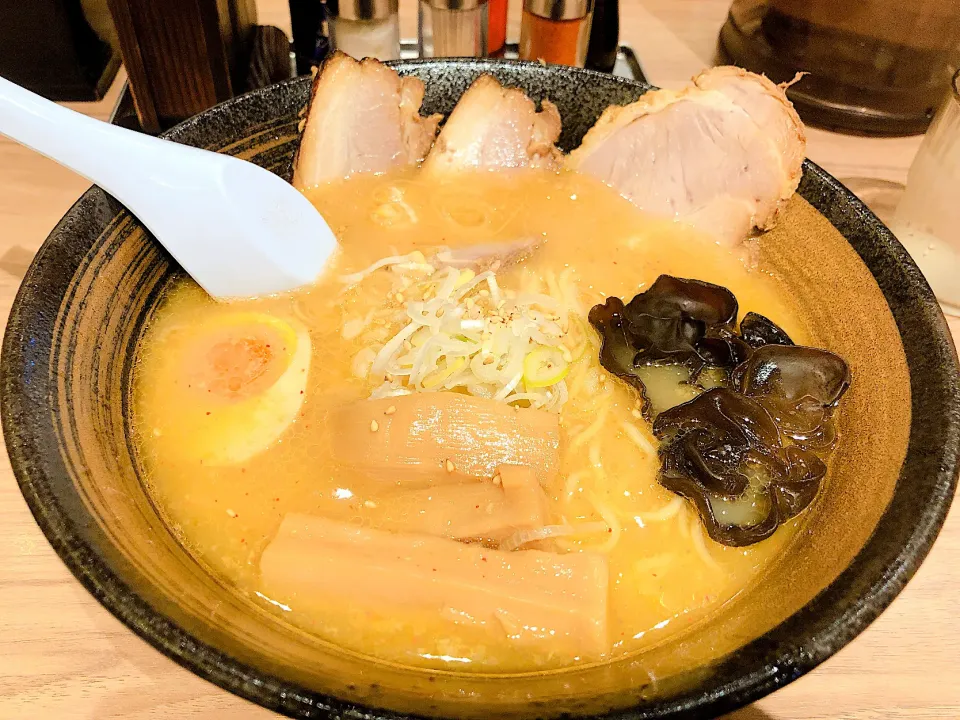 Snapdishの料理写真:旭川ラーメン梅光軒 北海道ラーメン道場 Ｗチャーシュー麺|ぶりじっとえいちぇるさん