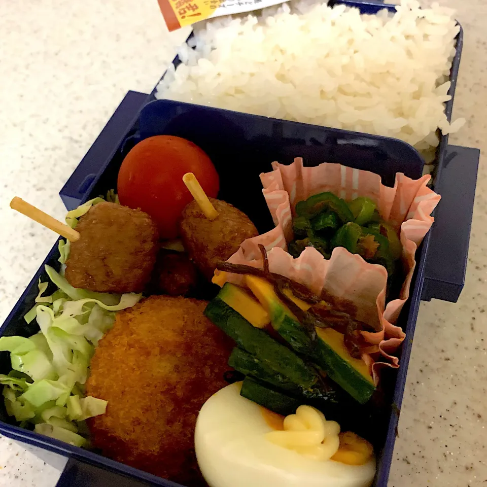 カレーコロッケとつくね串刺し弁当|besさん