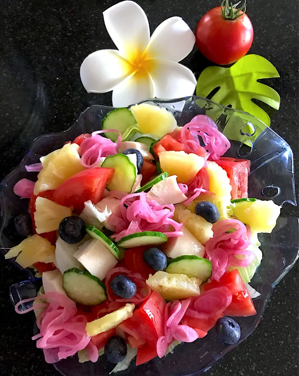 トロピカルサラダ🥗レタス きゅうり トマト パイン 紫玉ねぎマリネ ブルーベリー サラダチキン|シュトママさん