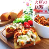 Snapdishの料理写真:Soy Meatトーストと低糖質パンでモーニング♡