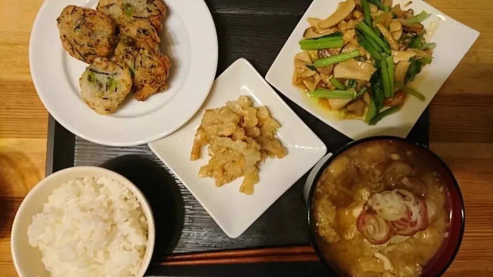 夜ご飯
メカジキときのこ&小松菜のバター醤油ソテー
枝豆ととろろの落とし揚げ
白ゴーヤの味噌和え
肉だんごと豆腐&ミョウガの味噌汁|Chizuさん