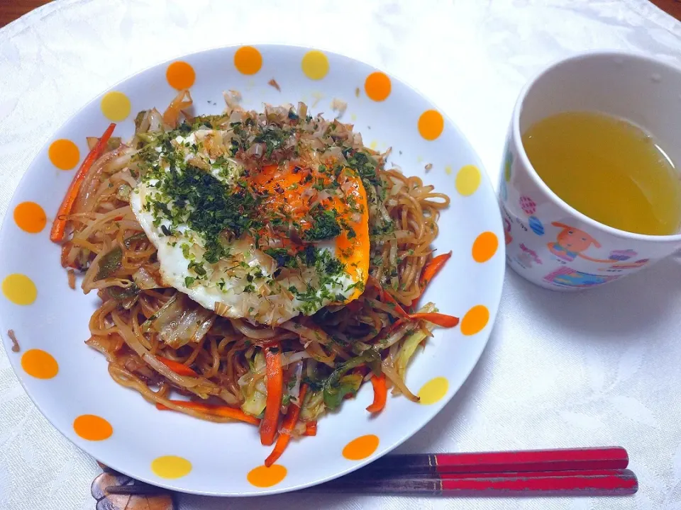 8/5の夕食
目玉焼きのせ焼きそば|卯月さん