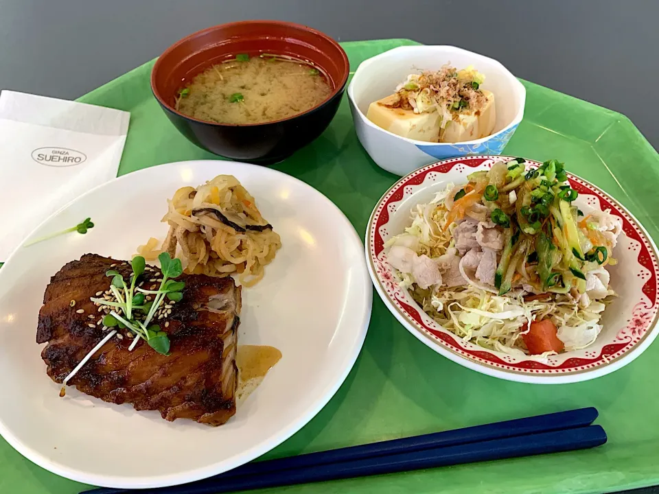 まぐろハラモ味噌焼、冷奴、豚しゃぶサラダ、味噌汁|Tadahiko Watanabeさん