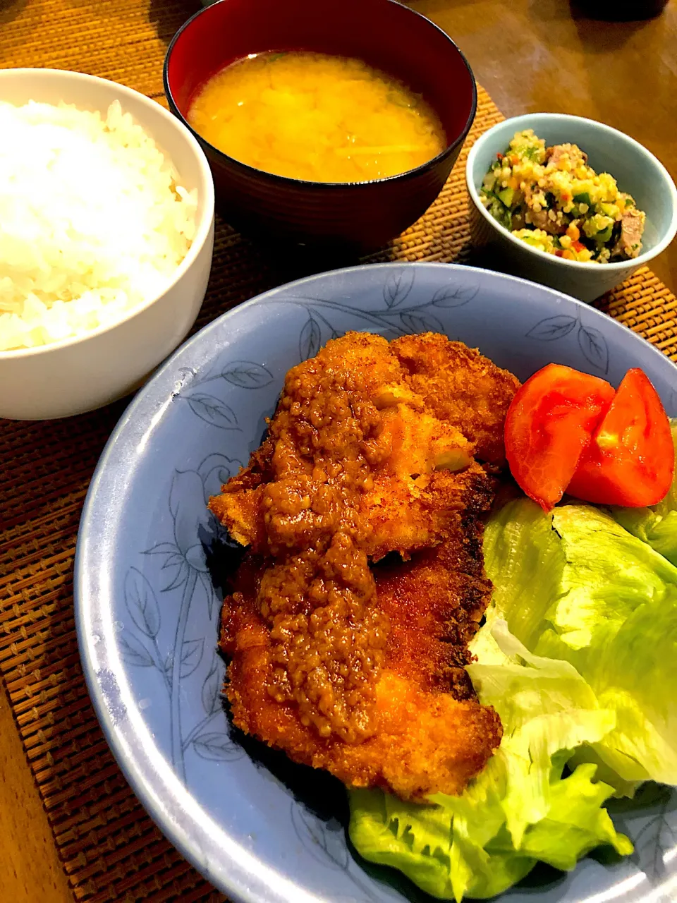 とんかつ。キアヌサラダ。えのきと豆腐の味噌汁。|けみさん