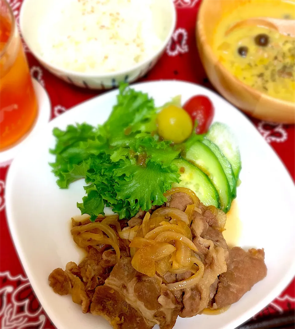 今日の夕飯☆レンジで生姜焼き、腸活スープ|琥珀さん