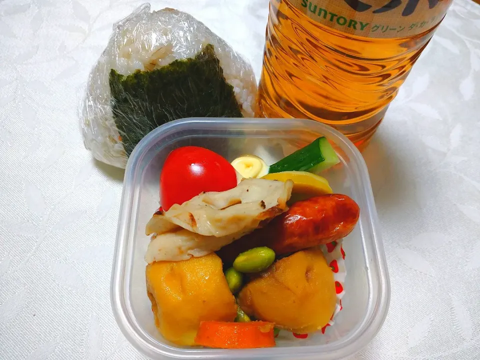 Snapdishの料理写真:8/6の夜勤弁当
もち麦おにぎり(紅鮭)
じゃがいもの煮物、ウインナー など|卯月さん