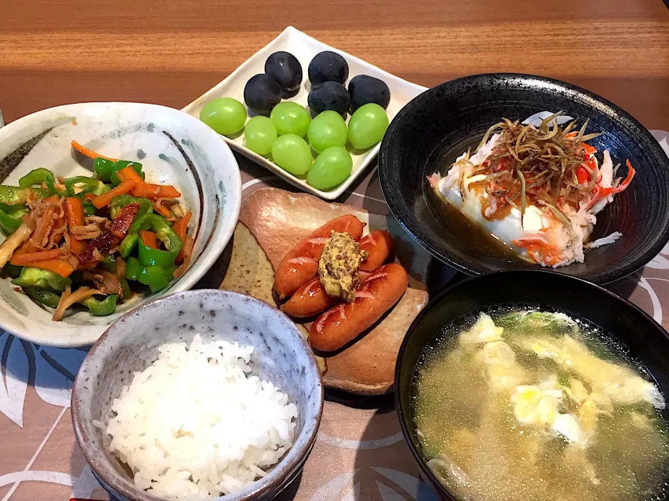 晩御飯
ピーマンと舞茸と人参と鳥ささみの炒め物、豆腐のカニカマ揚げ小女子おろし添え、ネギとワンタンの卵スープ、白米、ウインナー粒マスタード添え、巨峰、シャインマスカット|かよちゃんさん