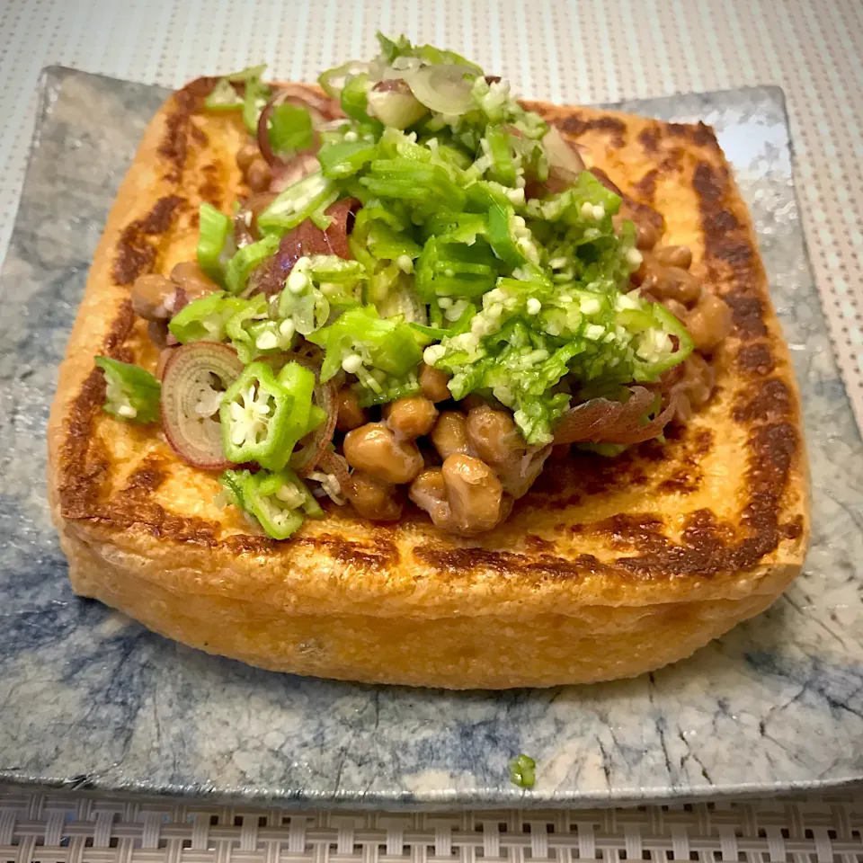 今宵のダイエット食、竹田の油揚げに納豆と刻みオクラ、ミョウガを乗せてみましたわ🍀|にゃあ（芸名）さん