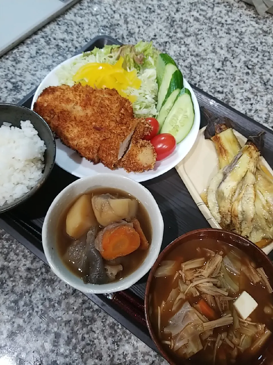 鶏ムネ肉でチキンカツ
焼きナス　ごま油×めんつゆ
野菜の甘辛煮
味噌汁|あぁちゃんさん