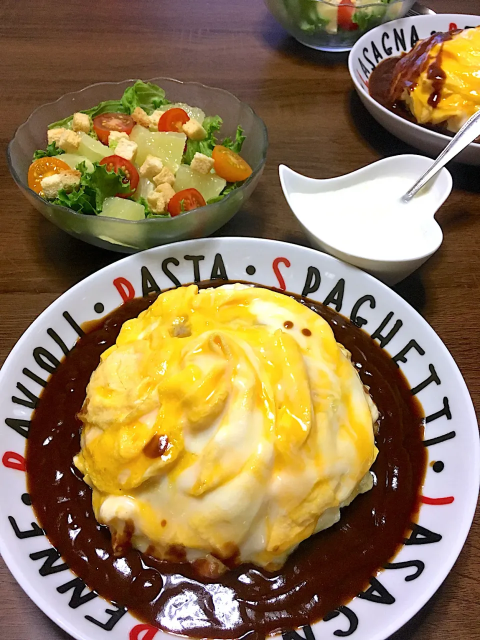 Snapdishの料理写真:デミオムライス🍴グレープフルーツサラダヨーグルトドレッシング|マックさん