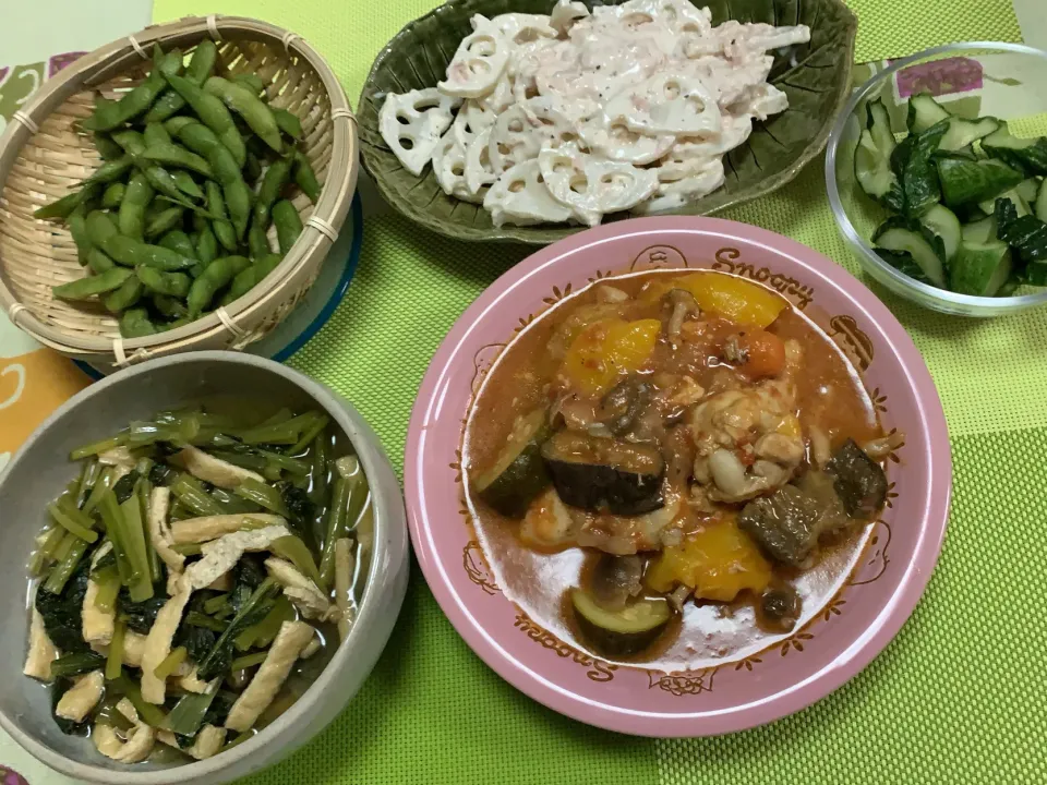 鶏手羽元と夏野菜のトマト煮、小松菜と油揚げの煮浸し、れんこんとツナのサラダ、枝豆、きゅうり浅漬け|peanutsさん