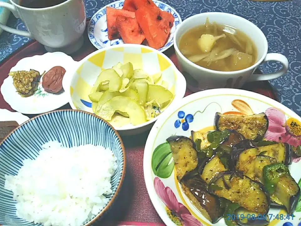 Snapdishの料理写真:よねばーばの朝ごはん
茄子とピーマンの炒め物
瓜の酢の物
冬瓜汁
西瓜
梅干し、
ご飯、コーヒー|yoneばーばさん