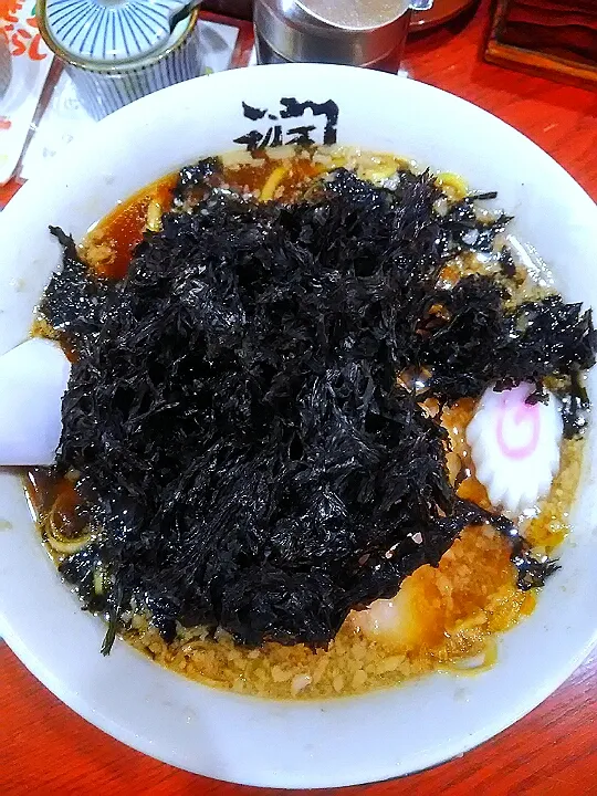 Snapdishの料理写真:岩海苔ラーメン😋🍜✨🎶
どっさり岩海苔のしたには大きいチャーシューが二枚😆
やっぱり美味しい～💕|アイさん