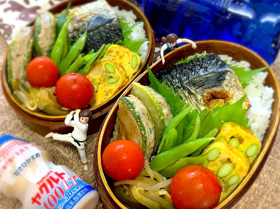 塩サバ焼き&しそつくねのズッキーニサンド&花エビ🦐と枝豆玉ねぎの玉子焼き&モロッコインゲンの辛子和え&もやしときゅうり🥒の中華和え&大葉&プチトマト🍅の夫婦お弁当♪|桃実さん