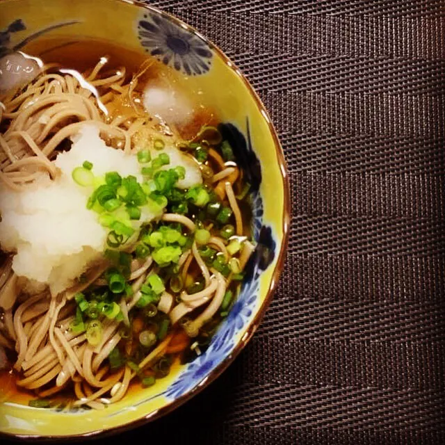 手打ち蕎麦でおろしひやかけそば。#料理研究家指宿さゆり|【公式】料理研究家　指宿さゆり≫ｽﾀｼﾞｵ（ｽﾀｯﾌ運営）さん