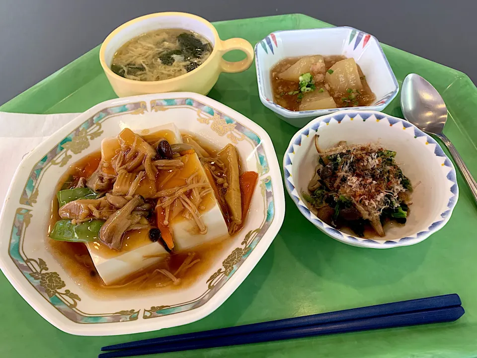 西湖豆腐（豆腐の野菜あんかけ）、青菜としめじのおひたし、大根のカニあんかけ、玉子とワカメのスープ|Tadahiko Watanabeさん