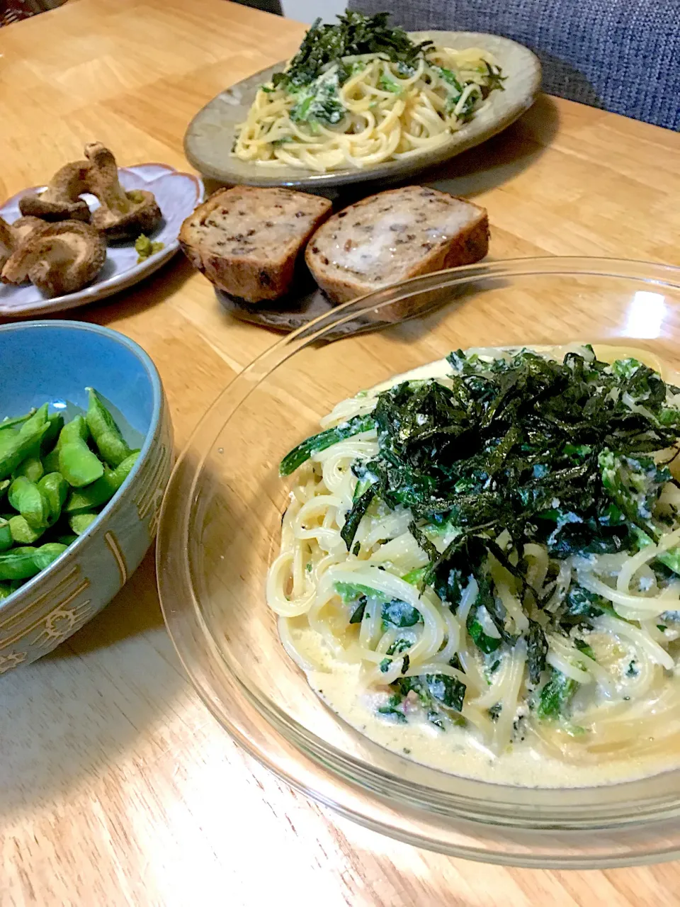 Snapdishの料理写真:辛子明太子とほうれん草のクリーム醤油パスタ♡グリル椎茸〜柚子胡椒で♡枝豆♡胡桃ブレッド|さくたえさん