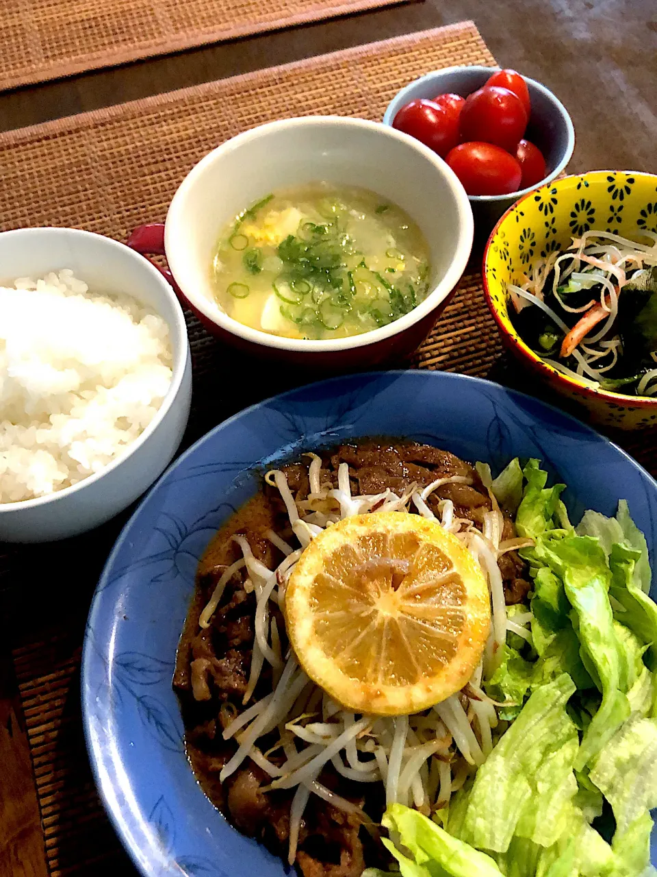 Snapdishの料理写真:レモンビーフステーキ。春雨酢の物。かき玉汁。ミニトマト。|けみさん