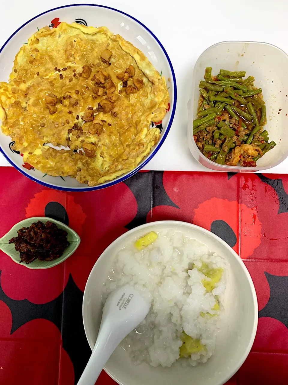 Snapdishの料理写真:Chye poh omelette, long beans with minced pork, sweet potato porridge and homemade hae bee hiam|Ong Sor Fernさん