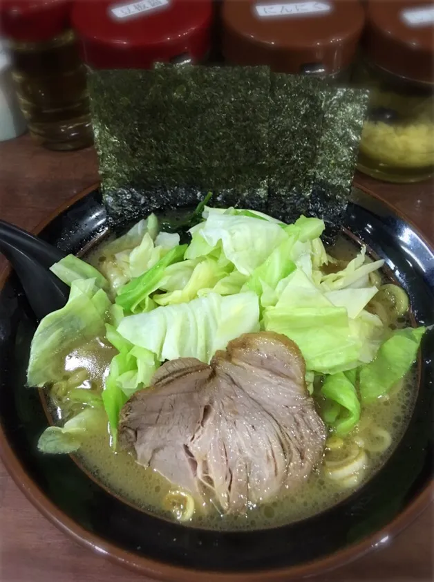 Snapdishの料理写真:ラーメン＋キャベツ
@横浜家系 まるに家|morimi32さん