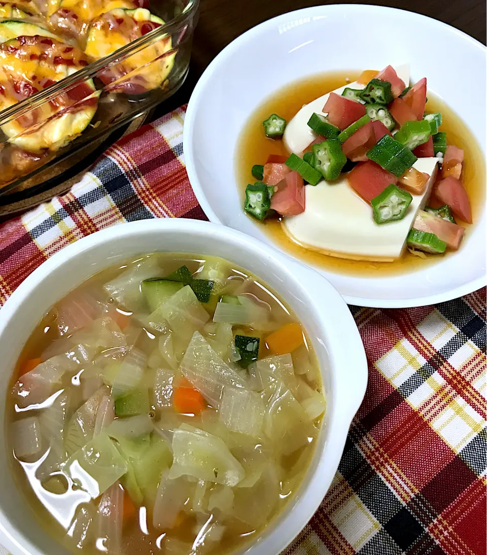 Snapdishの料理写真:野菜たっぷりスープとオクラとトマトの冷奴|Emiさん