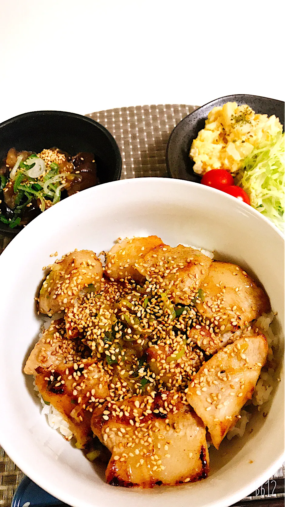 麻婆豆腐丼の次の日は豚トロ丼😋ネギ塩ダレ作りました😋|ゆきさん