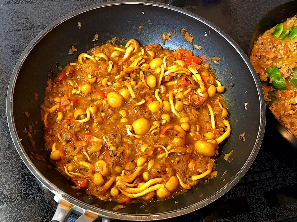 Snapdishの料理写真:ナメコのスパイスカレー|弁当 備忘録さん